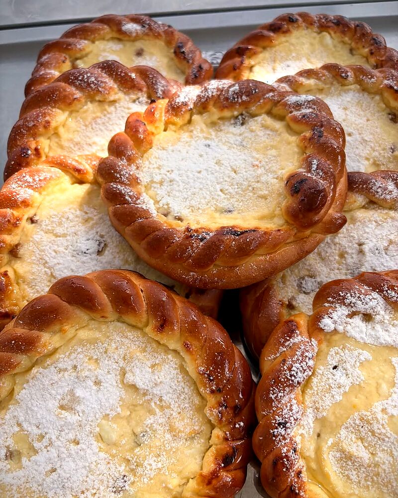 Brânzoaice rumene cu umplutură de brânză dulce, presărate cu zahăr pudră