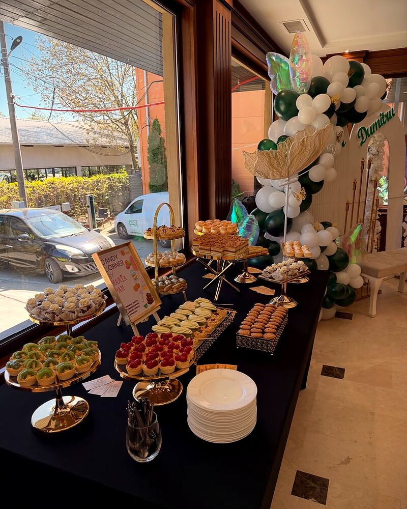 Candy bar cu etajere de deserturi, aranjat pentru un eveniment