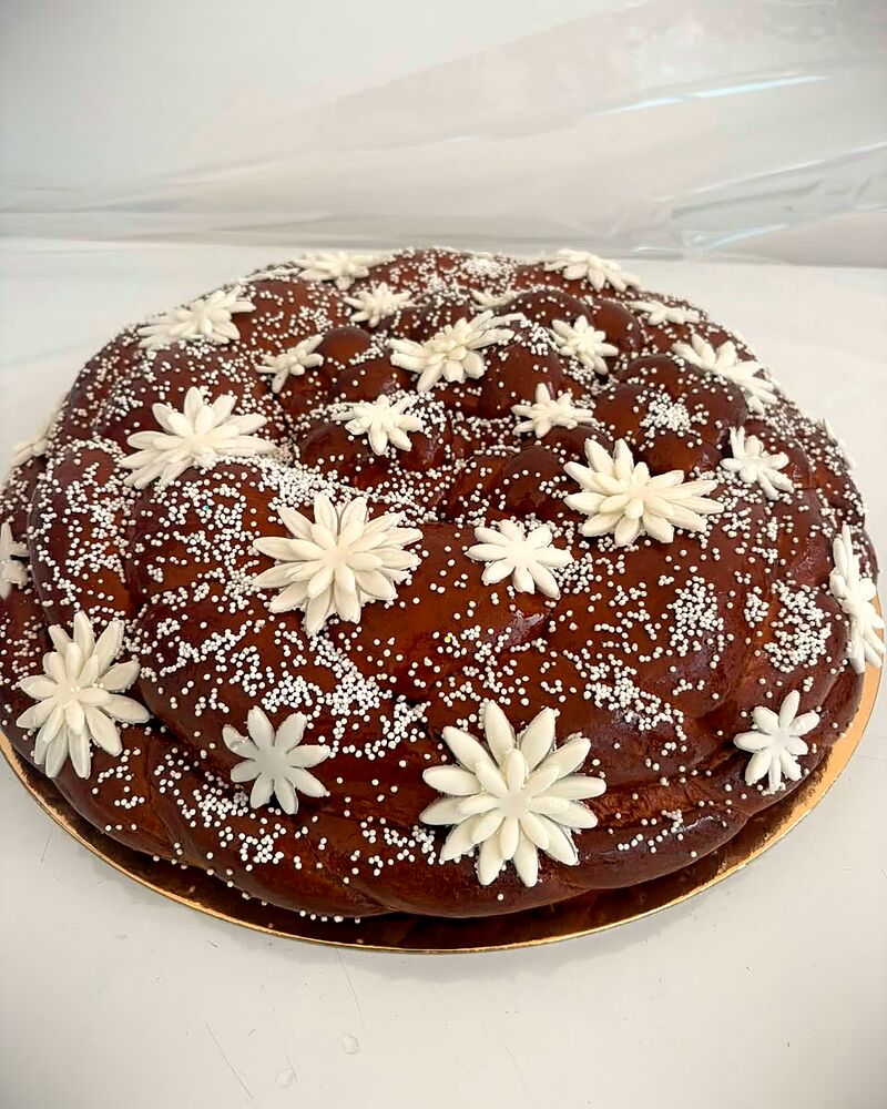 Colac tradițional rotund, decorat cu flori din aluat