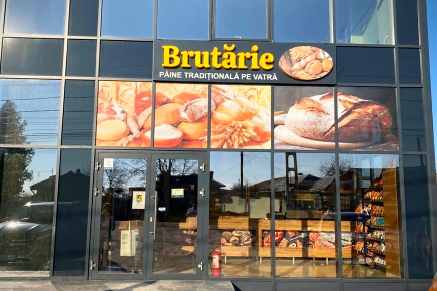 Fațada de sticlă a Brutăriei Gorgota, cu firma galbenă „Brutărie — pâine tradițională pe vatră”