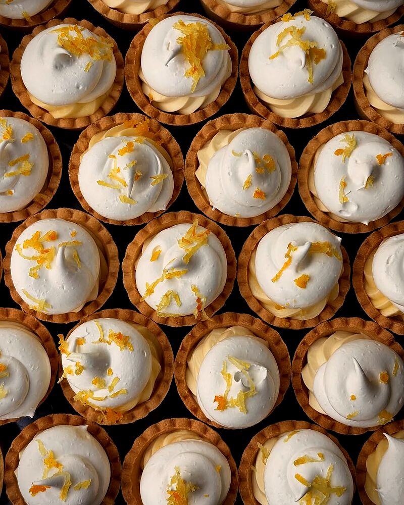 Mini-tarte cu cremă, aranjate pe tavă