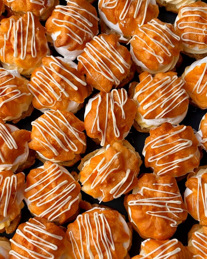 Mini-choux glazurate, aliniate pe tavă
