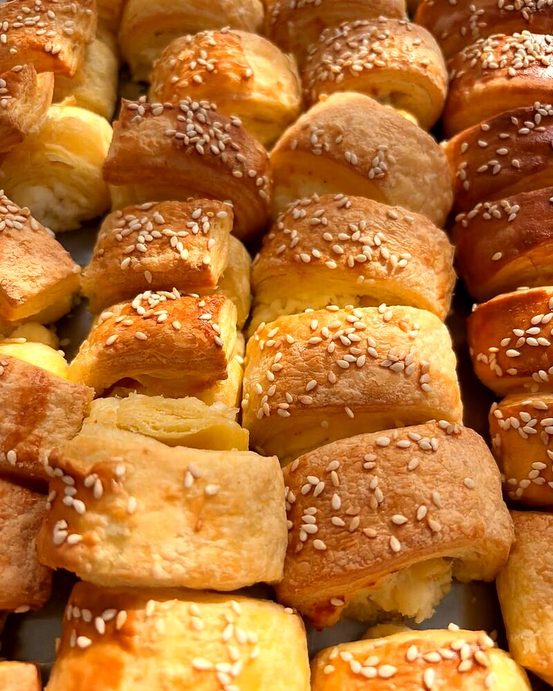 Mini pateuri cu susan, aliniate pe tavă
