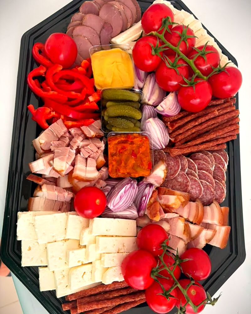 Platou cu aperitive tradiționale: mezeluri, brânzeturi, roșii cherry și murături