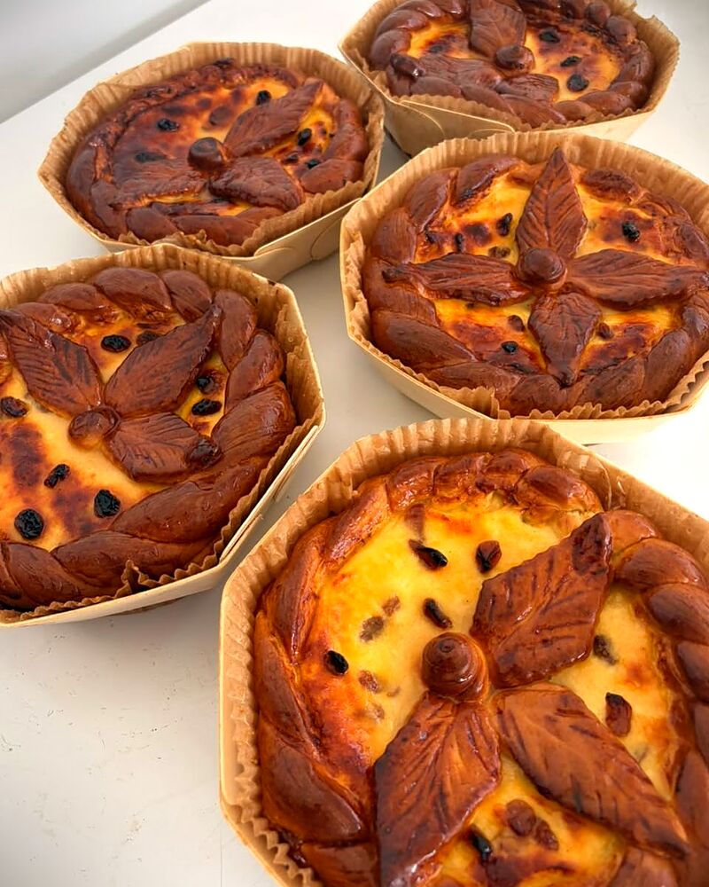 Tarte cu brânză, cu cremă coaptă și rumenită deasupra