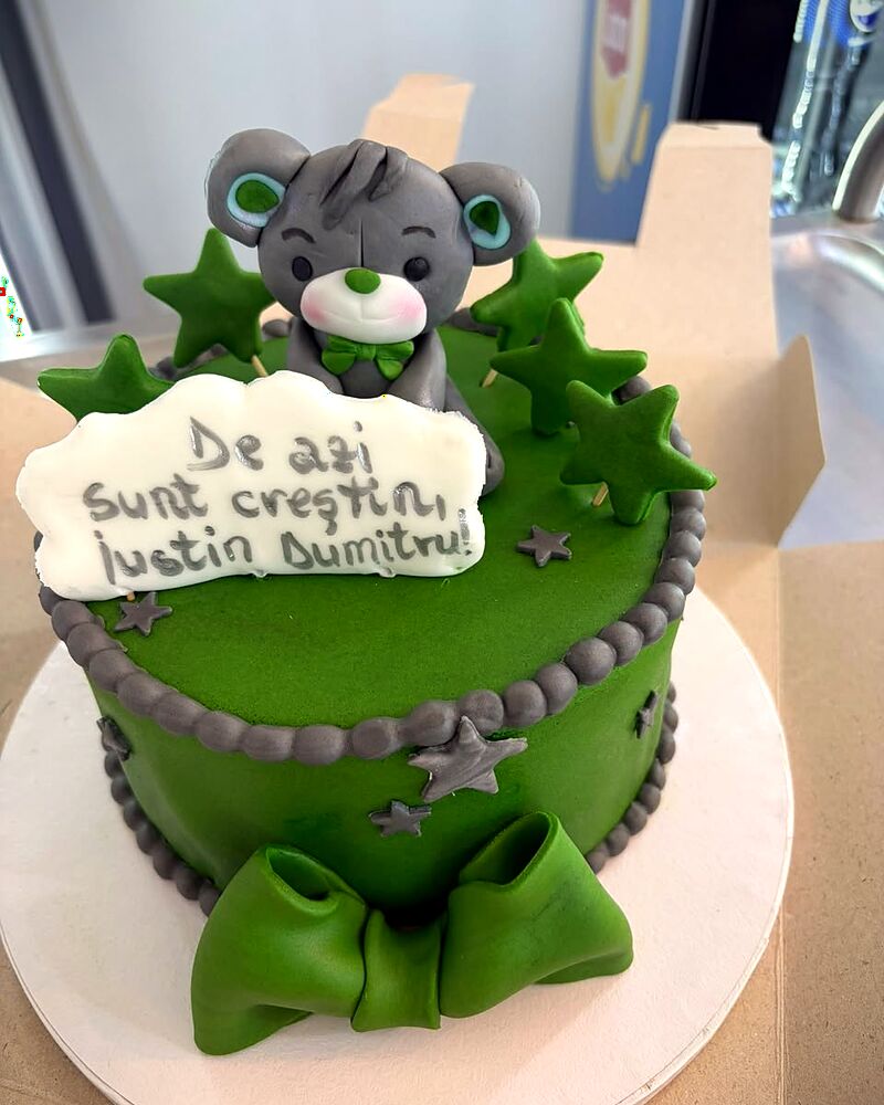 Tort verde de botez, cu figurină și mesajul „De azi sunt creștin”