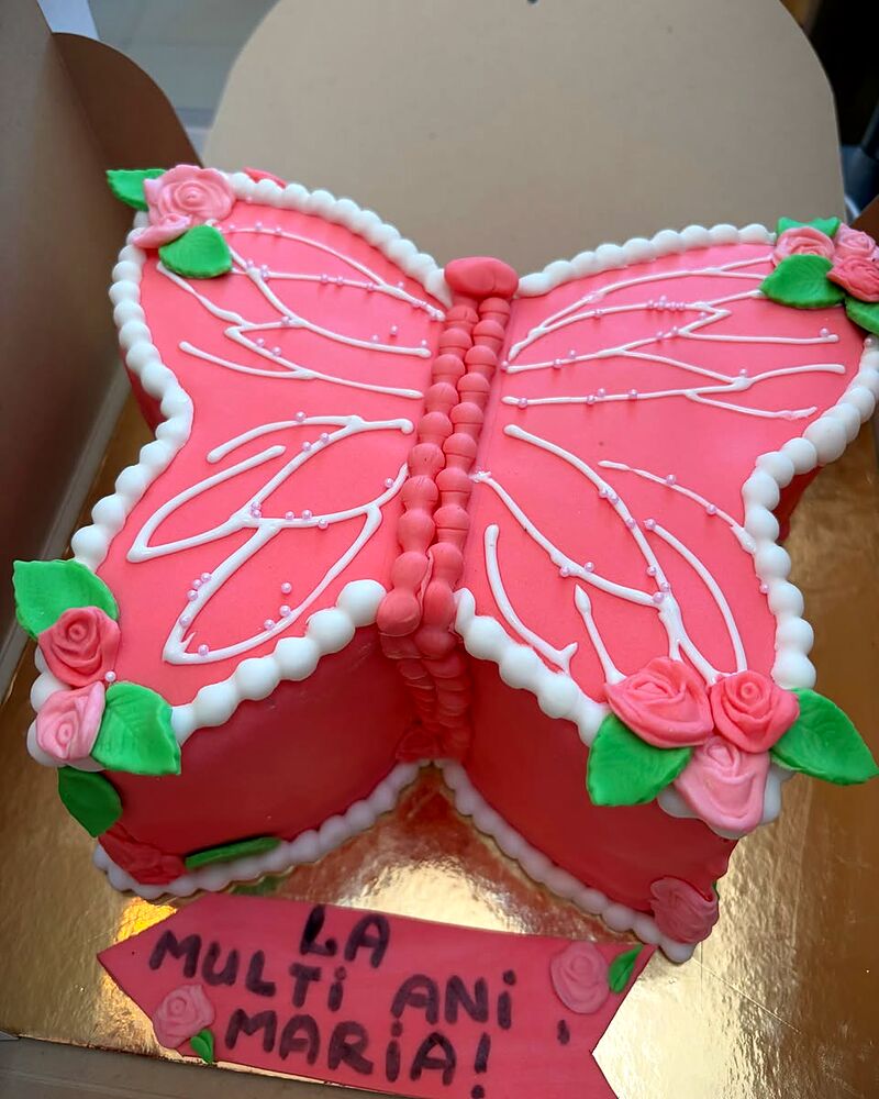 Tort în formă de fluture, roz, cu mesaj pentru sărbătorită