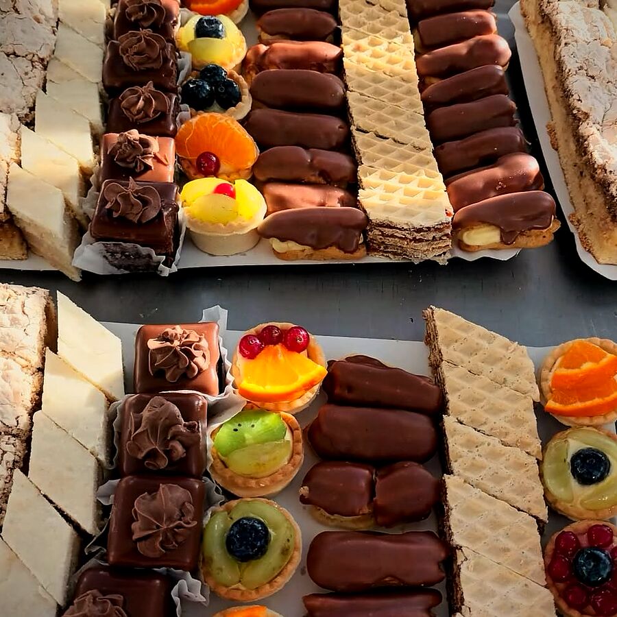 Tăvi cu prăjituri asortate: amandine, cremșnit, napolitane și tarte cu fructe